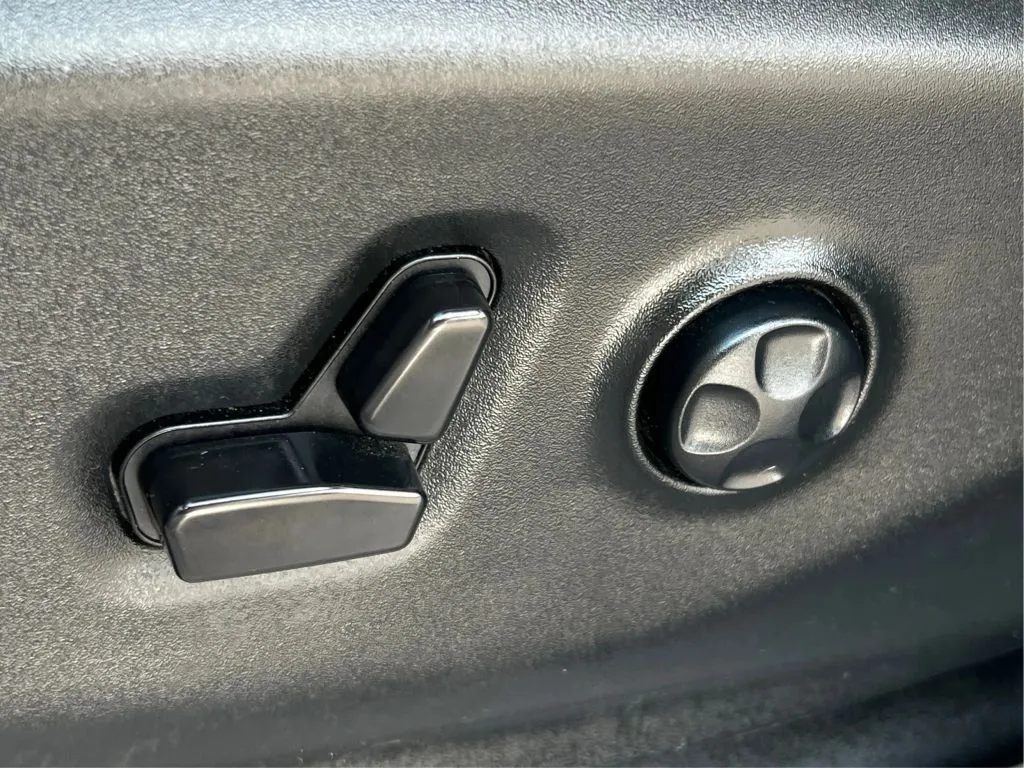 Chrysler Pacifica photo 24
