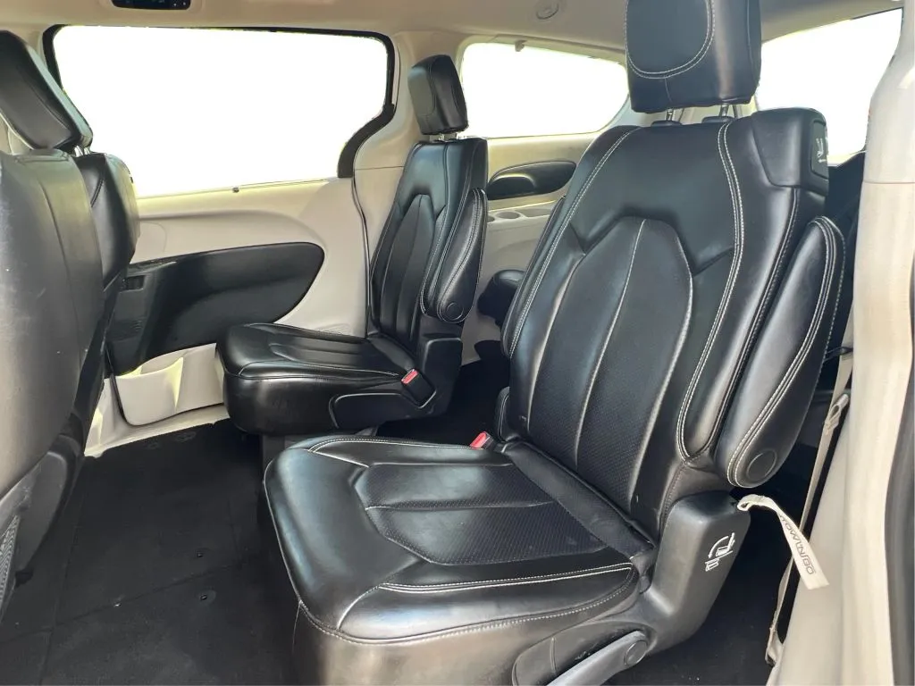Chrysler Pacifica photo 17