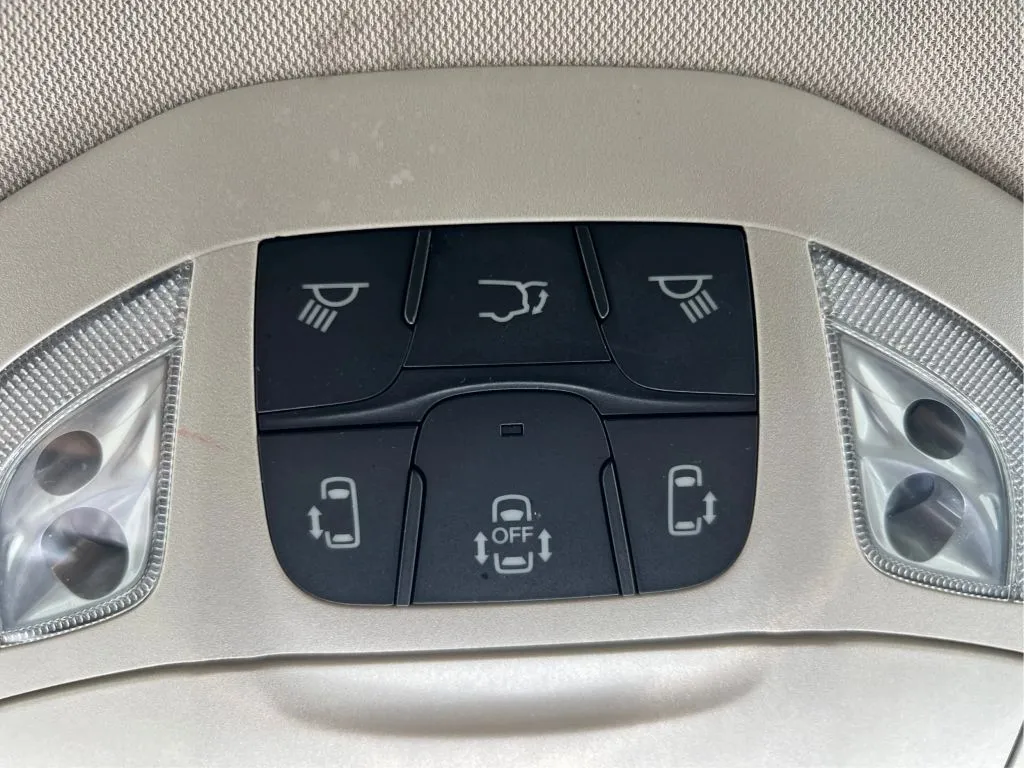 Chrysler Pacifica photo 38