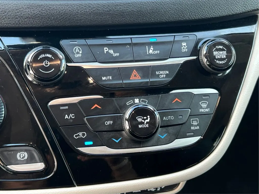 Chrysler Pacifica photo 36