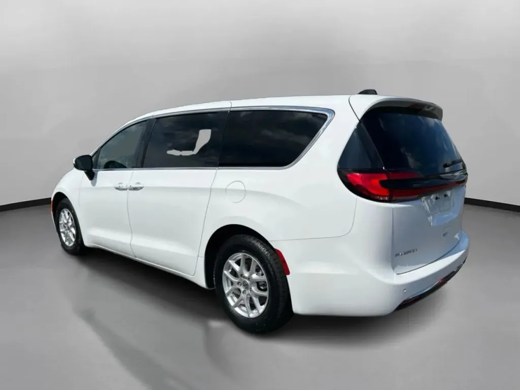 Chrysler Pacifica photo 13