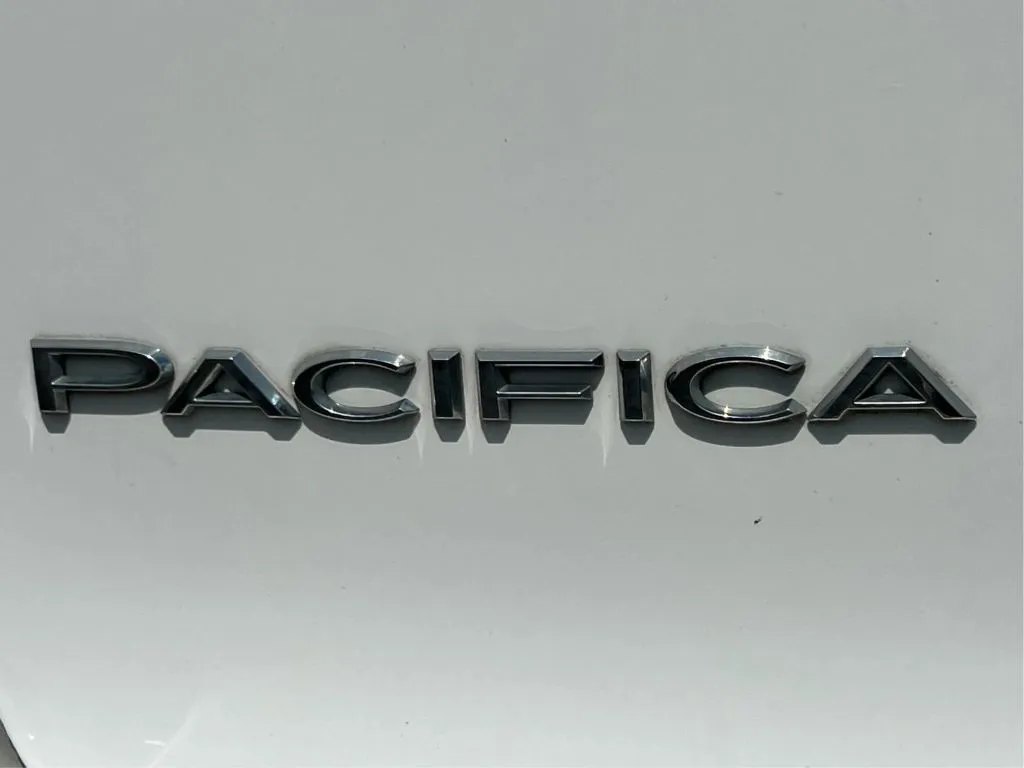 Chrysler Pacifica photo 28