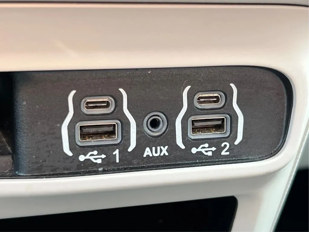 Chrysler Pacifica photo 39