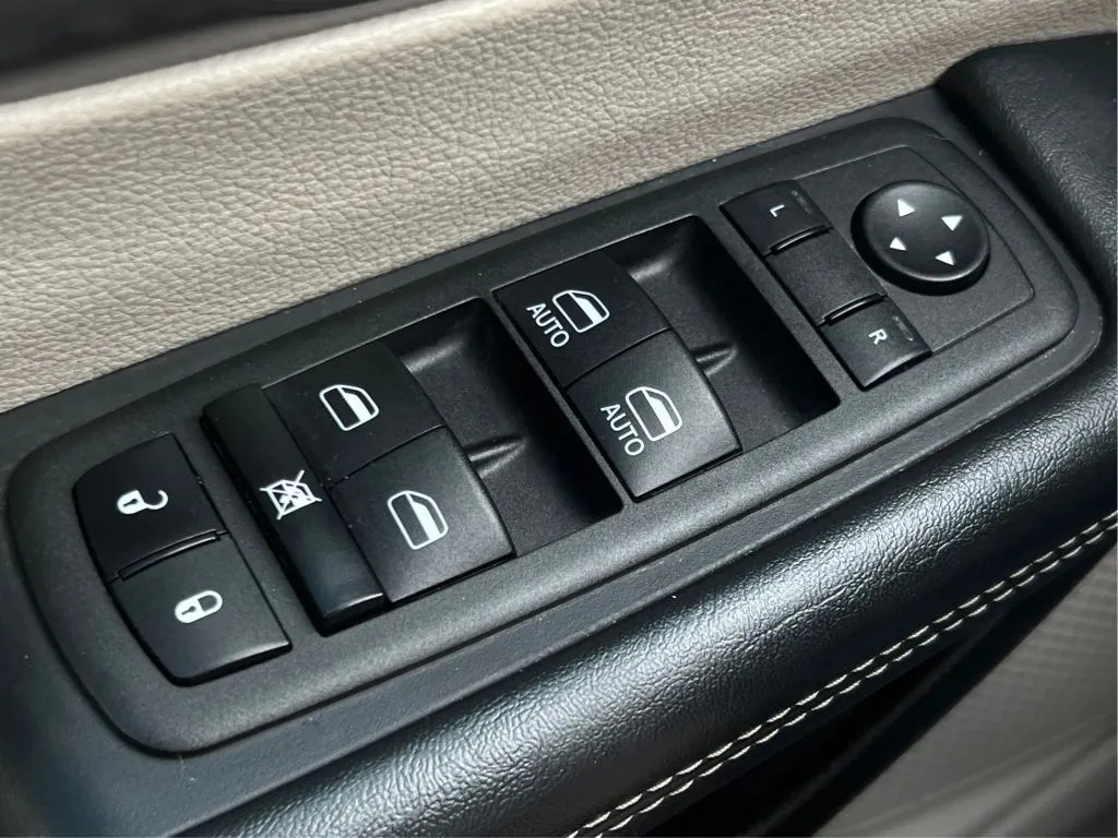 Chrysler Pacifica photo 42