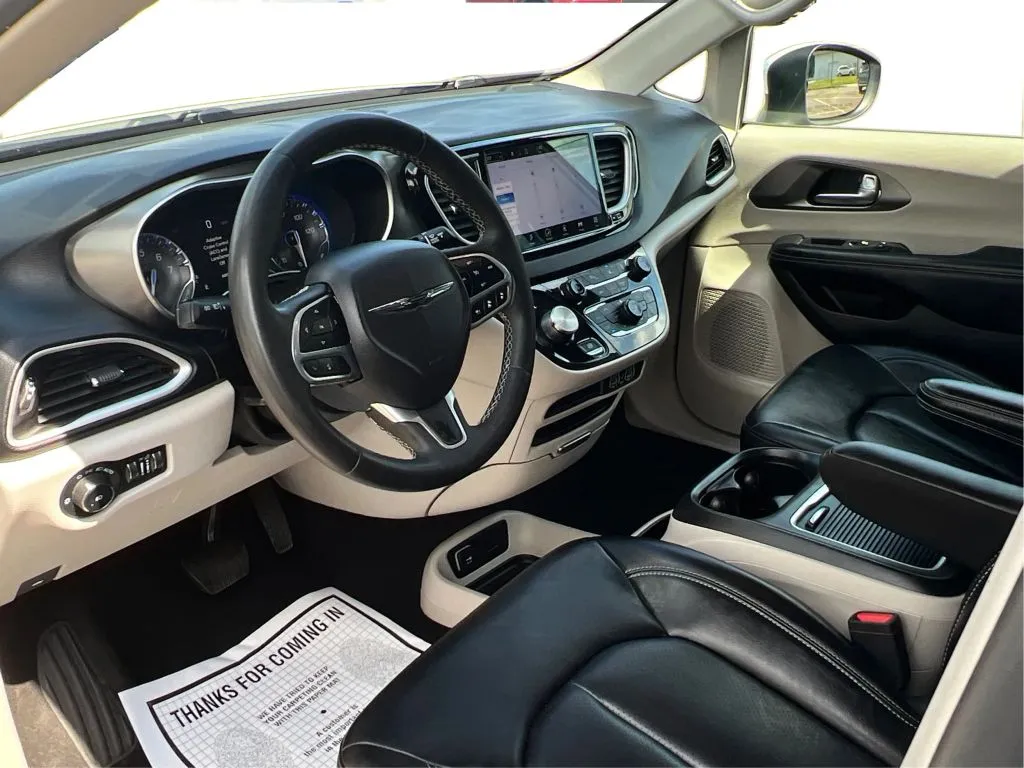Chrysler Pacifica photo 16