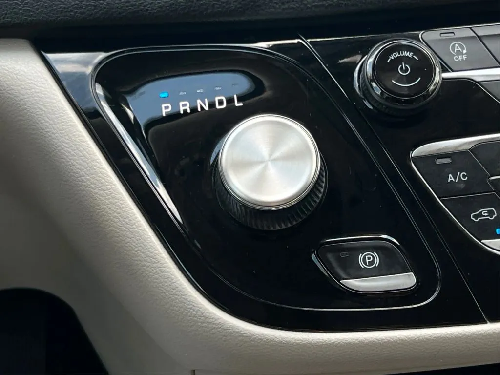 Chrysler Pacifica photo 45