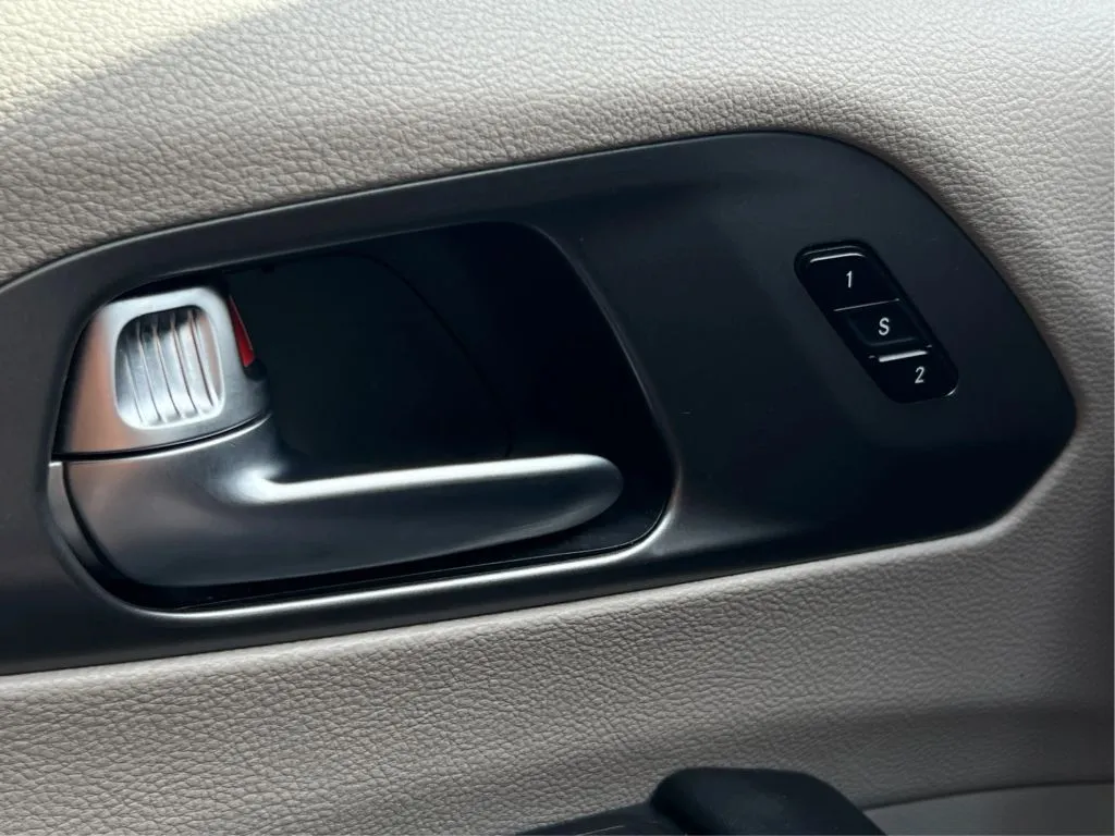 Chrysler Pacifica photo 43