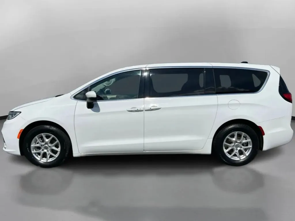 Chrysler Pacifica photo 15