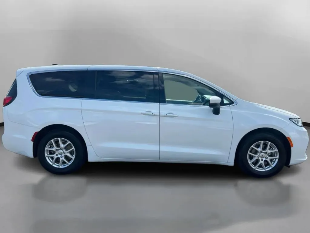 Chrysler Pacifica photo 7