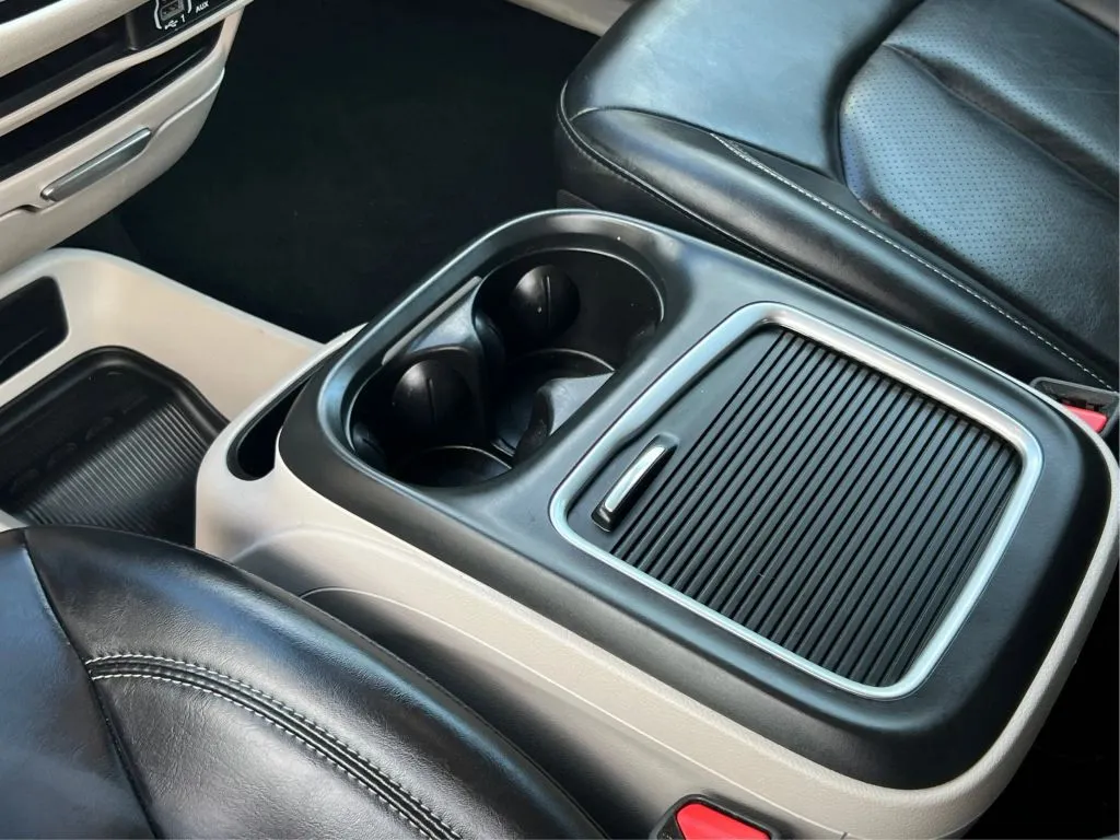 Chrysler Pacifica photo 21