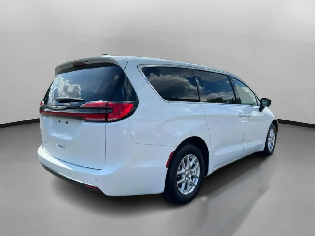 Chrysler Pacifica photo 9
