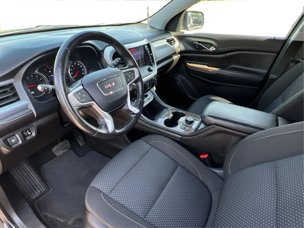 GMC Acadia photo 16
