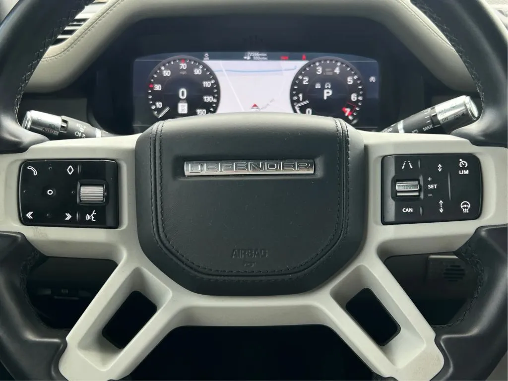 Land Rover Defender photo 23