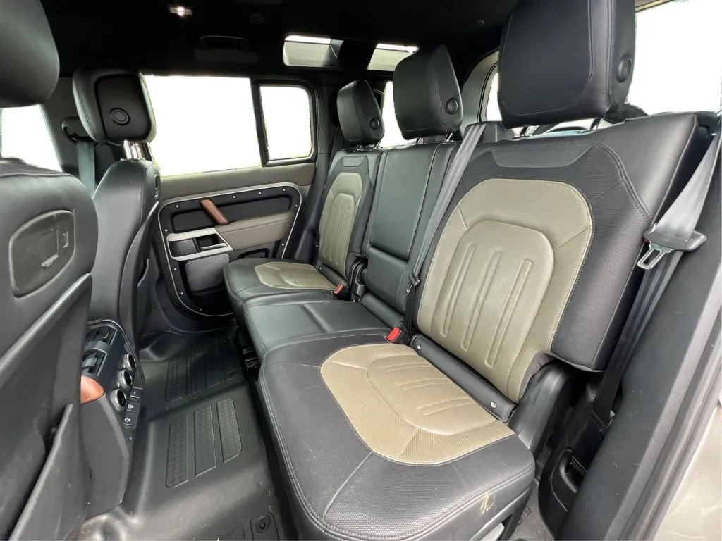 Land Rover Defender photo 17