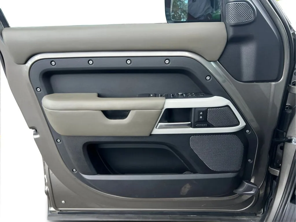 Land Rover Defender photo 26