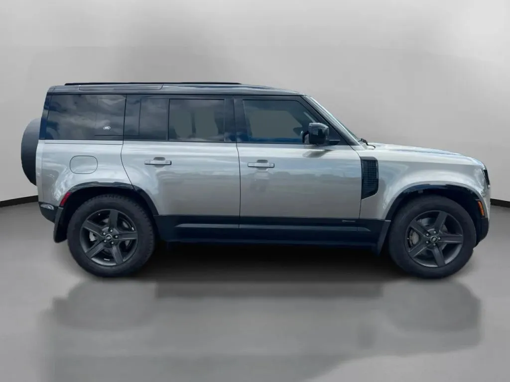 Land Rover Defender photo 7