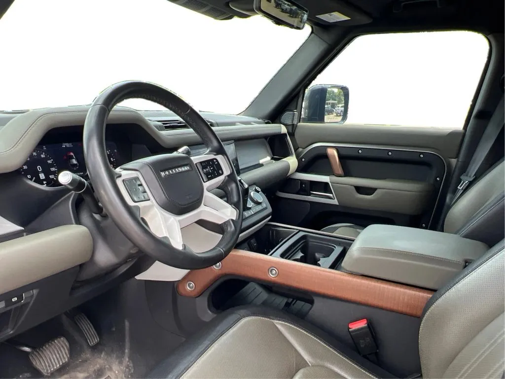Land Rover Defender photo 16