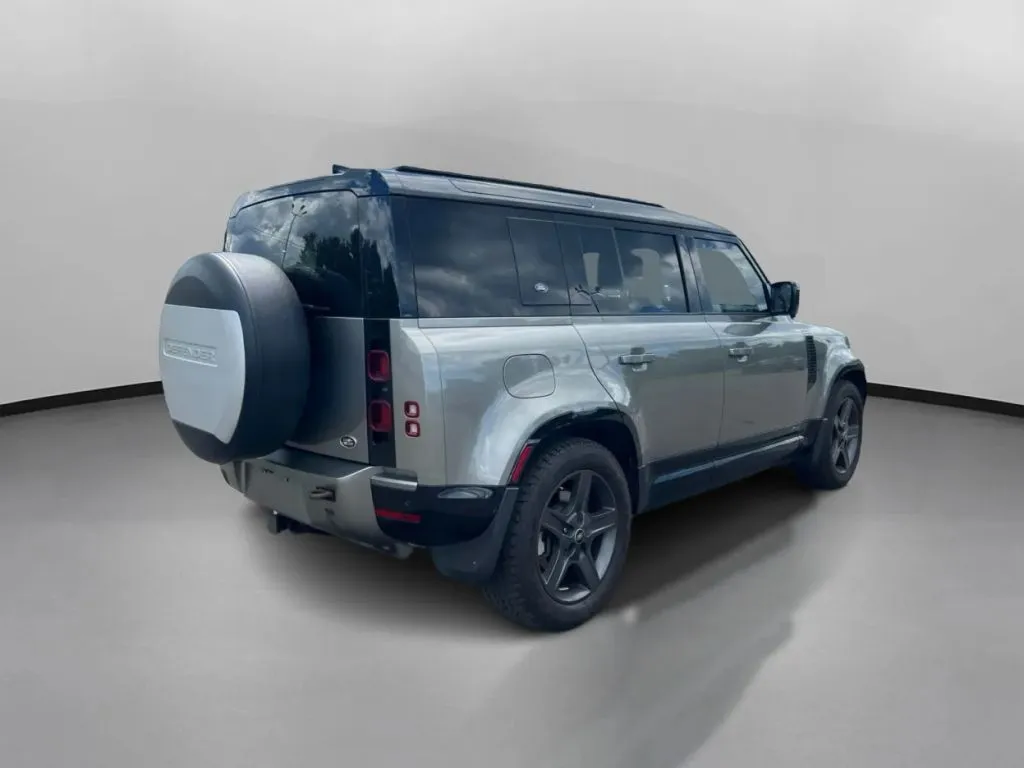 Land Rover Defender photo 9