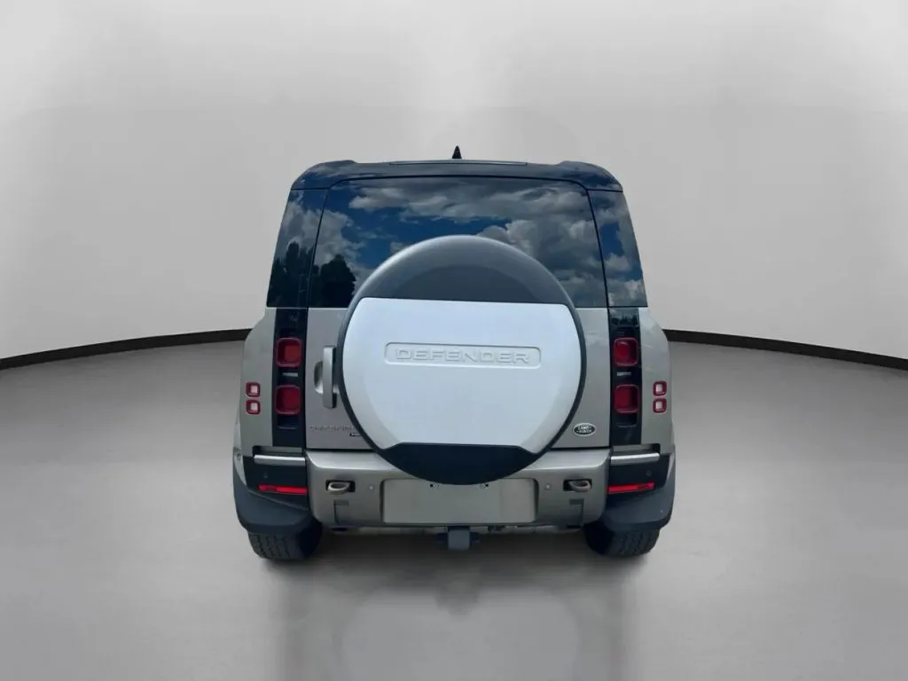 Land Rover Defender photo 11