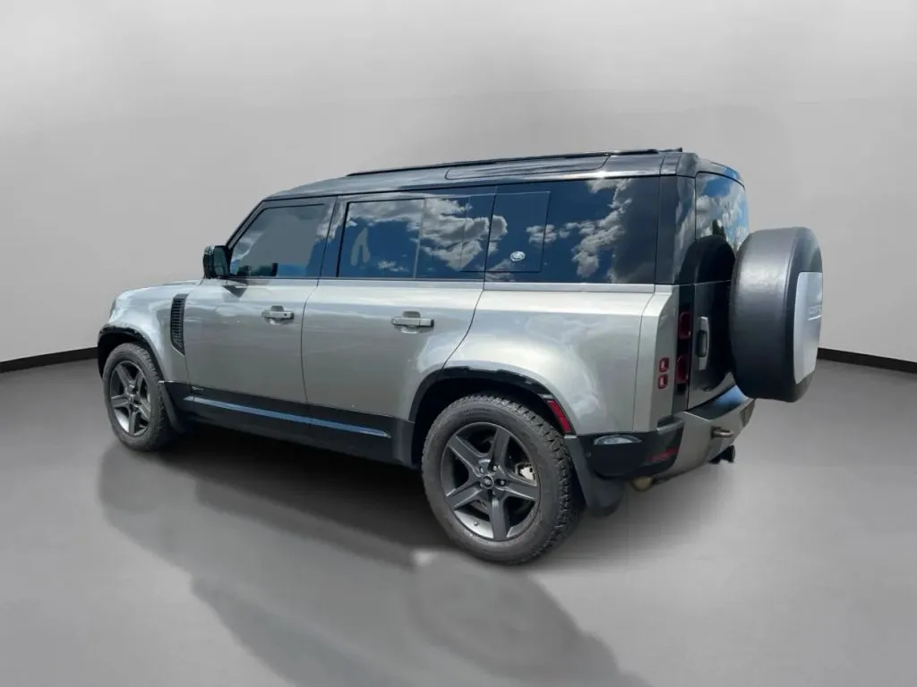 Land Rover Defender photo 13