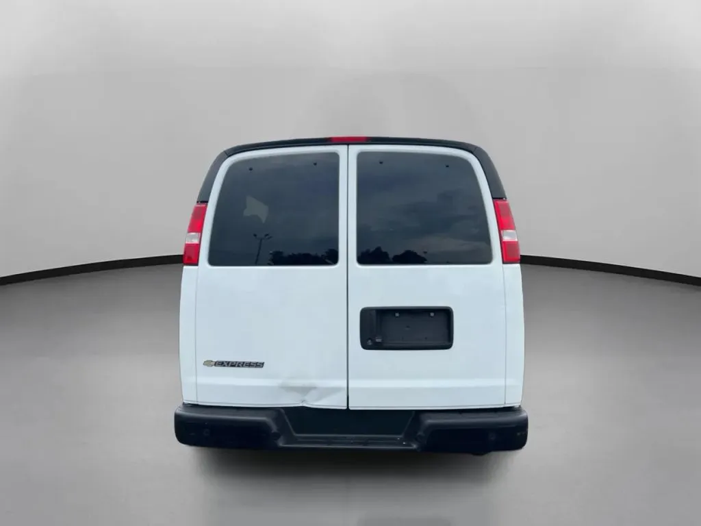 Chevrolet Express photo 11