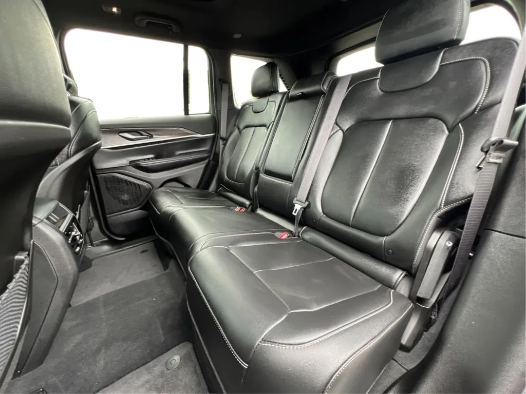 Jeep Grand Cherokee photo 17