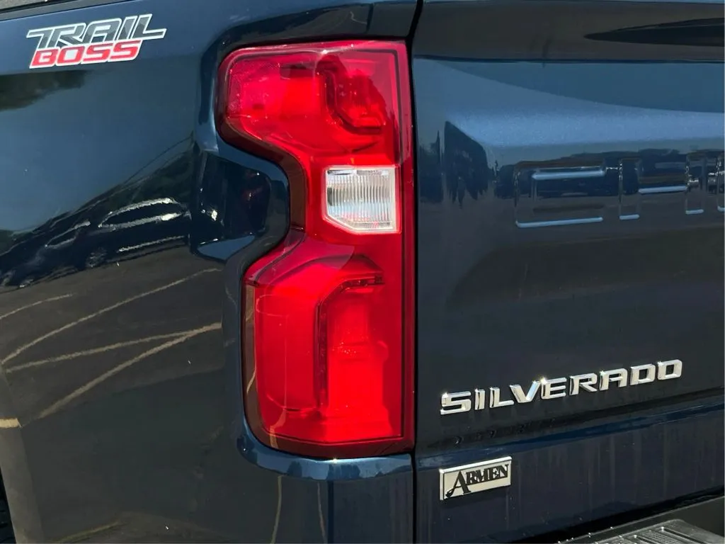 Chevrolet Silverado photo 32
