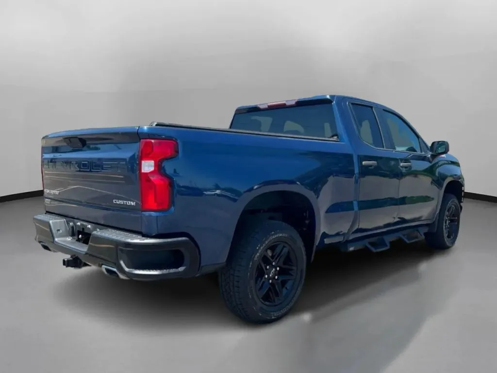 Chevrolet Silverado photo 9