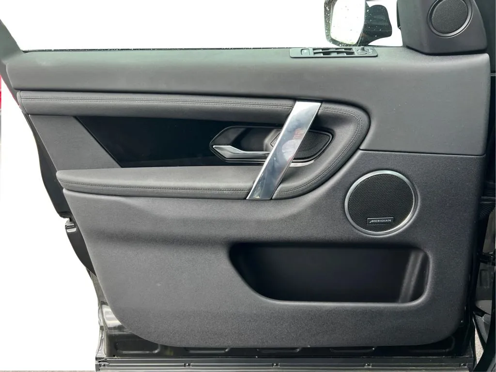 Land Rover Discovery Sport photo 26