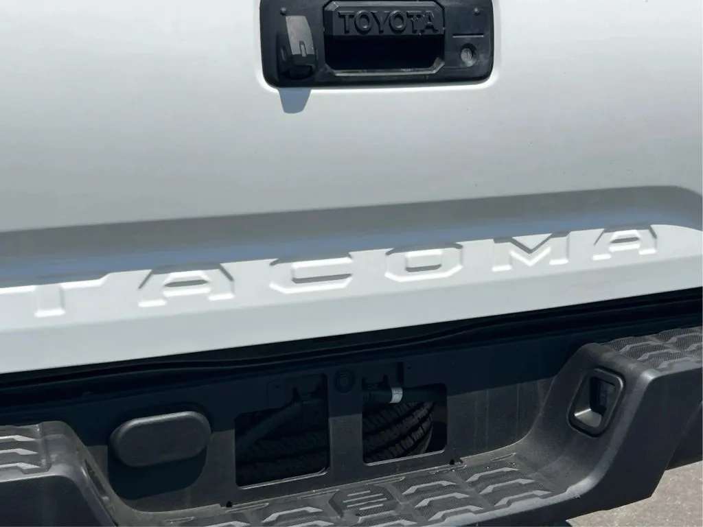 Toyota Tacoma photo 26