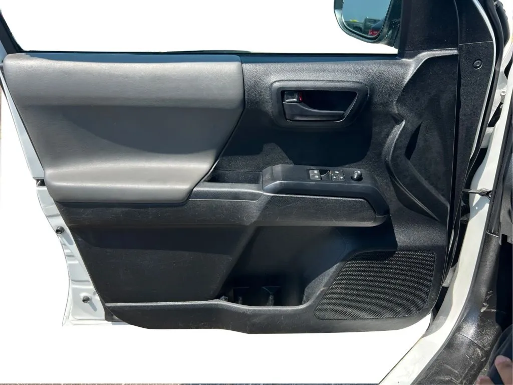 Toyota Tacoma photo 23