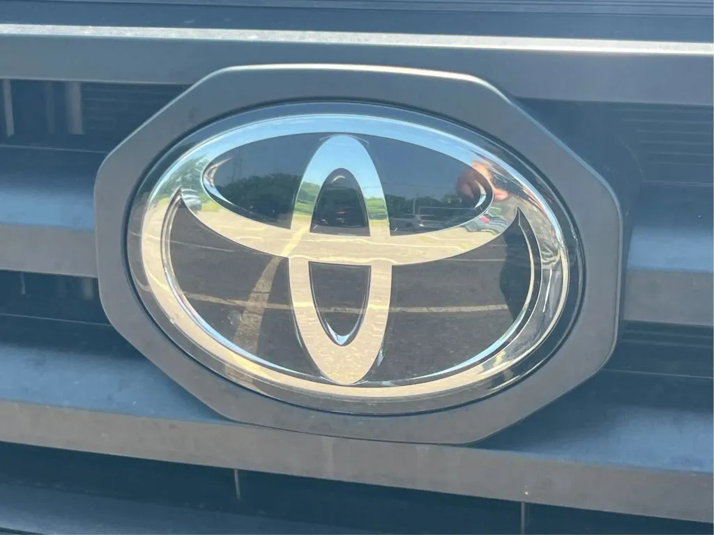 Toyota Tacoma photo 32