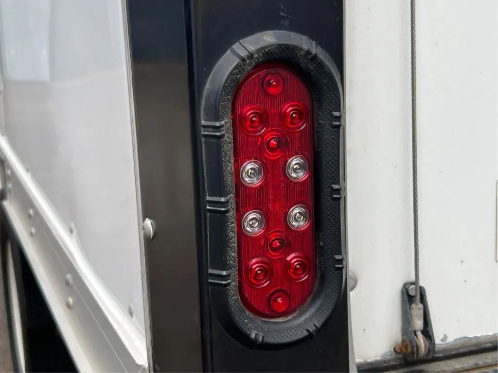 Ford E-350 photo 32