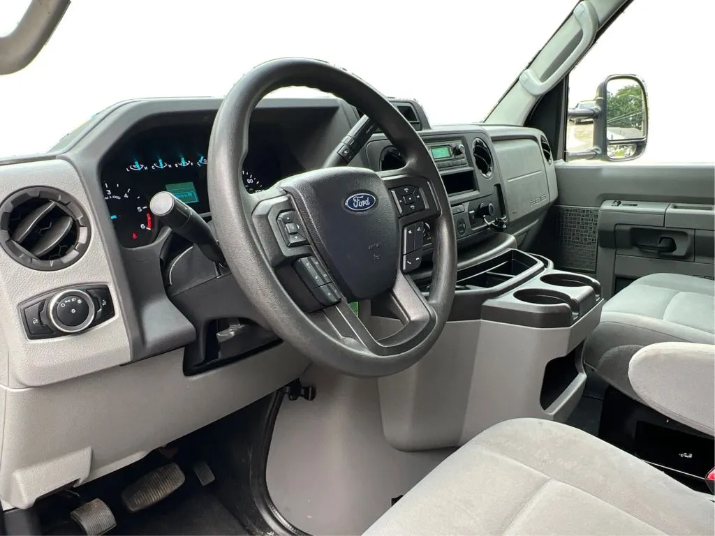 Ford E-350 photo 16