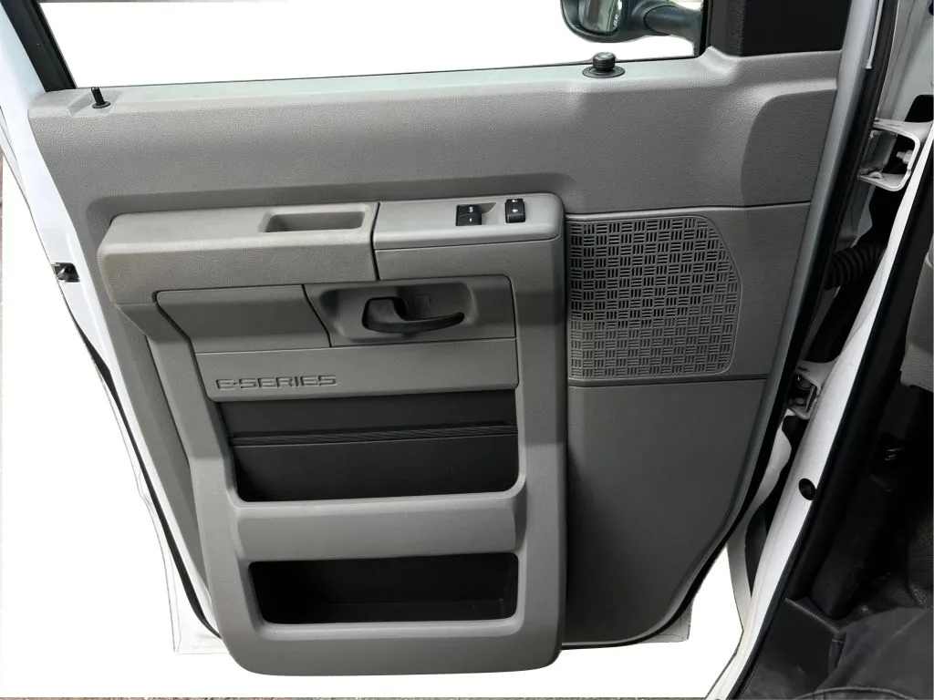 Ford E-350 photo 24