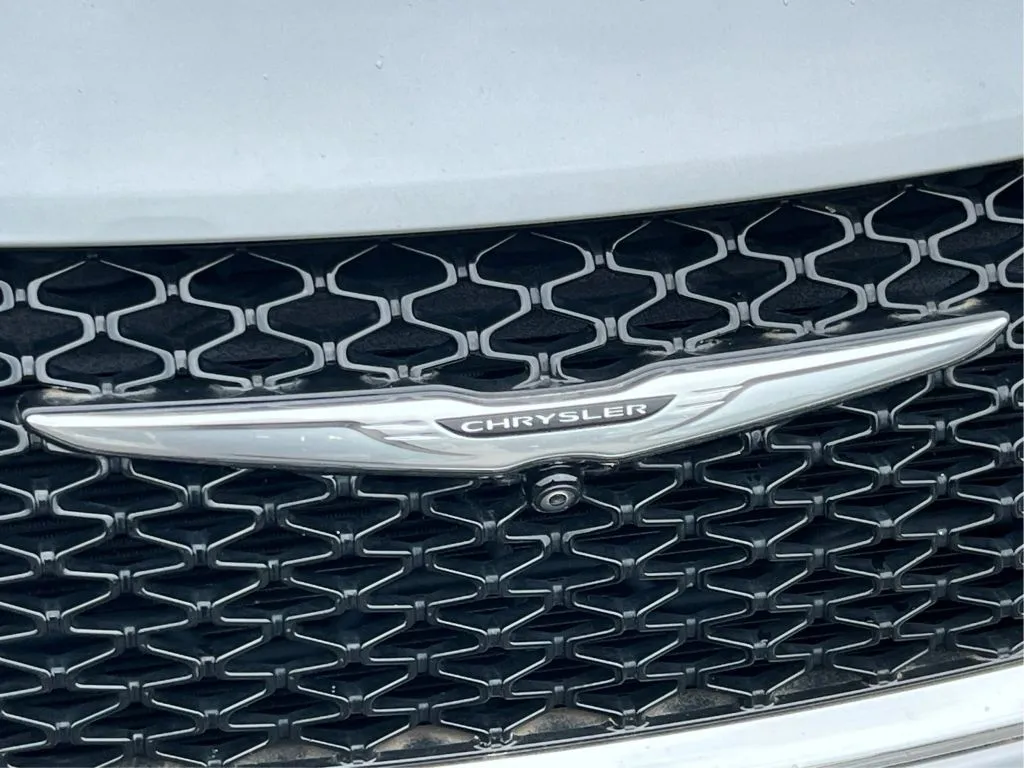 Chrysler Pacifica photo 36