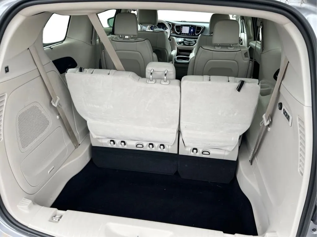 Chrysler Pacifica photo 18