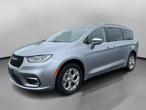 More photos of 2021 Chrysler Pacifica Limited Minivan 4D at Drivemax, CT