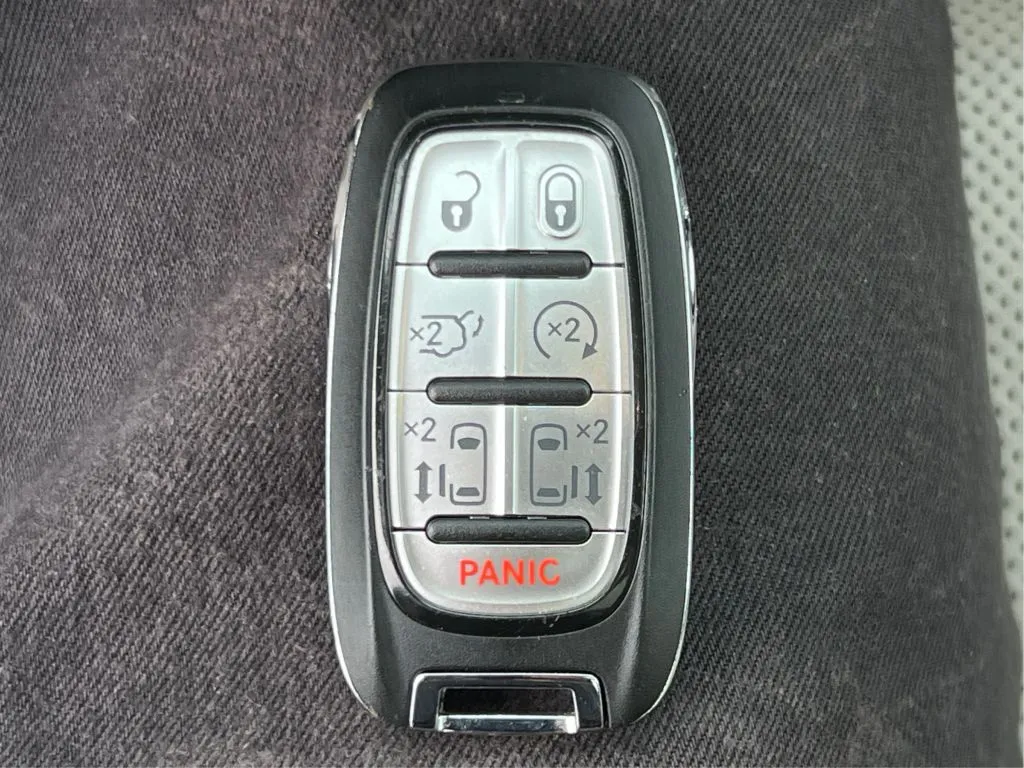Chrysler Pacifica photo 44