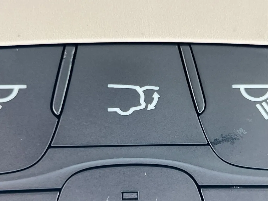 Chrysler Pacifica photo 35