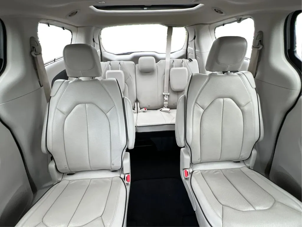 Chrysler Pacifica photo 19