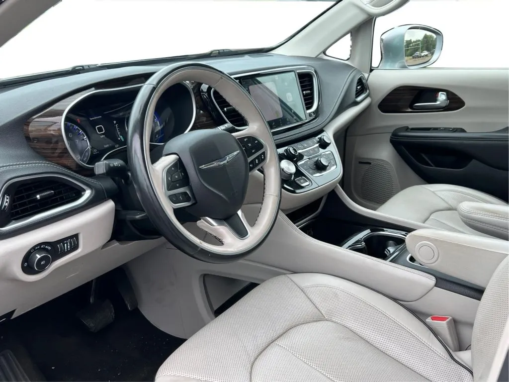 Chrysler Pacifica photo 16