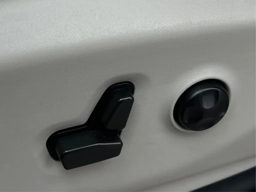 Chrysler Pacifica photo 25