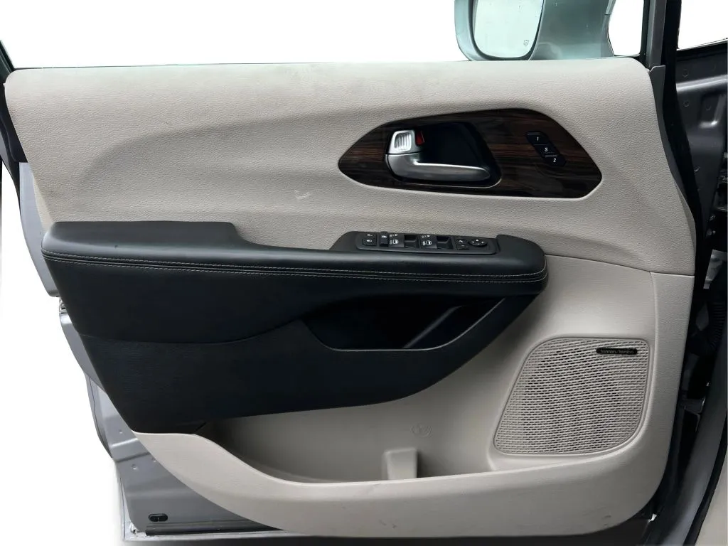 Chrysler Pacifica photo 26