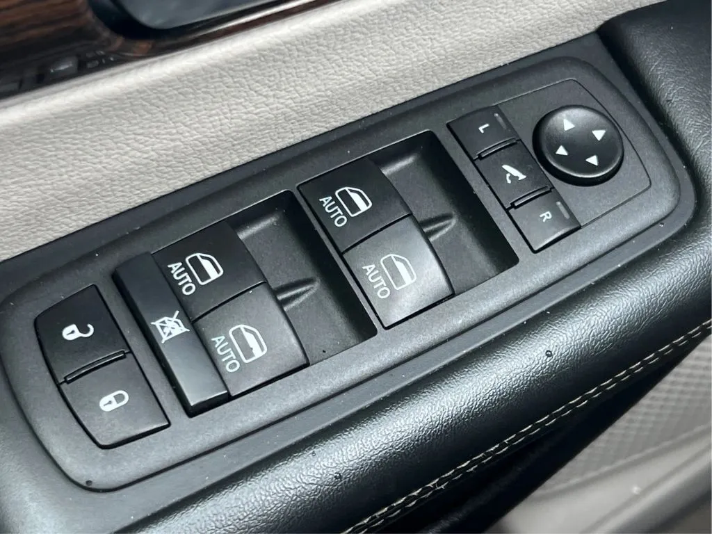Chrysler Pacifica photo 46