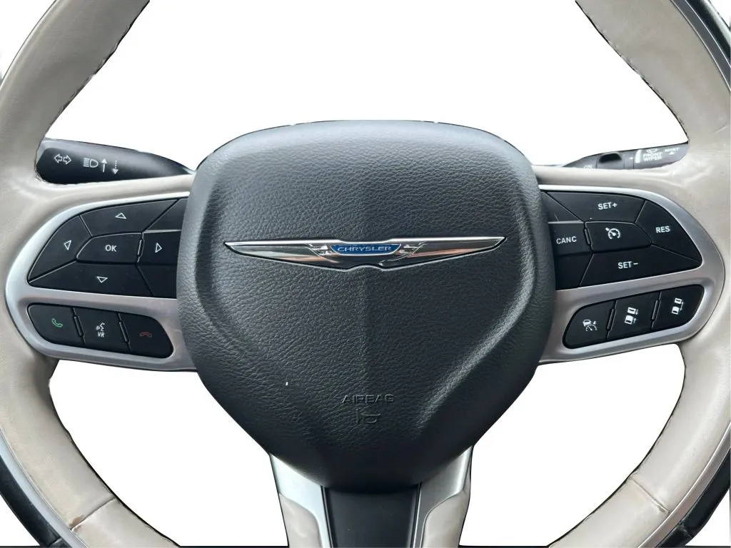 Chrysler Pacifica photo 23