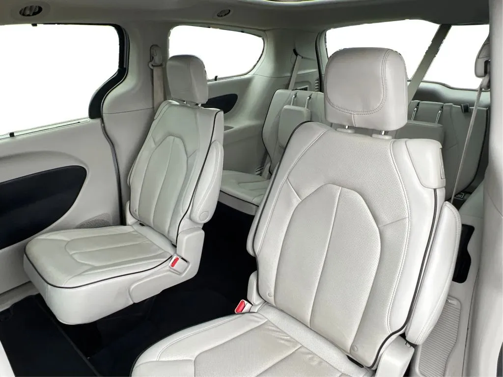Chrysler Pacifica photo 17