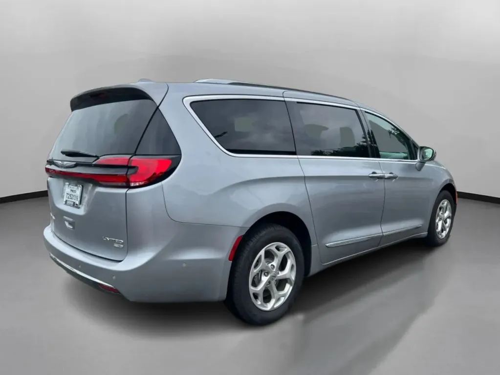 Chrysler Pacifica photo 9