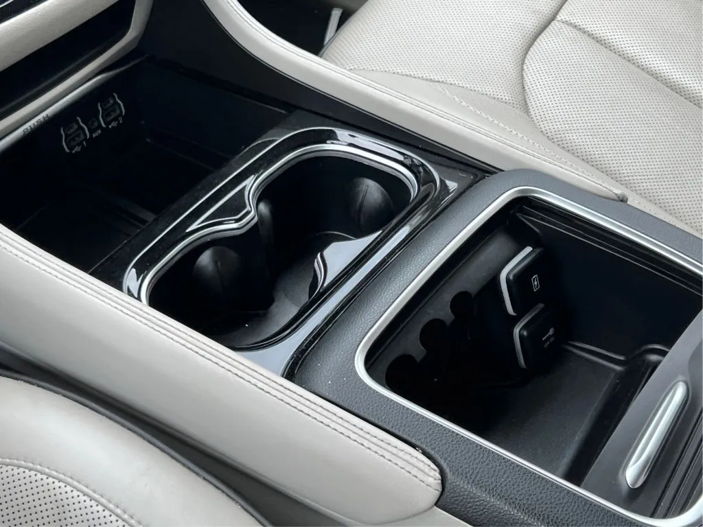 Chrysler Pacifica photo 21