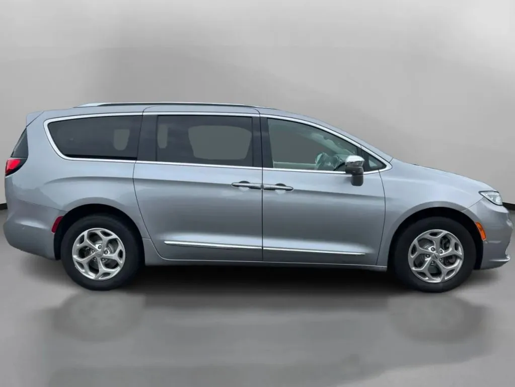 Chrysler Pacifica photo 7
